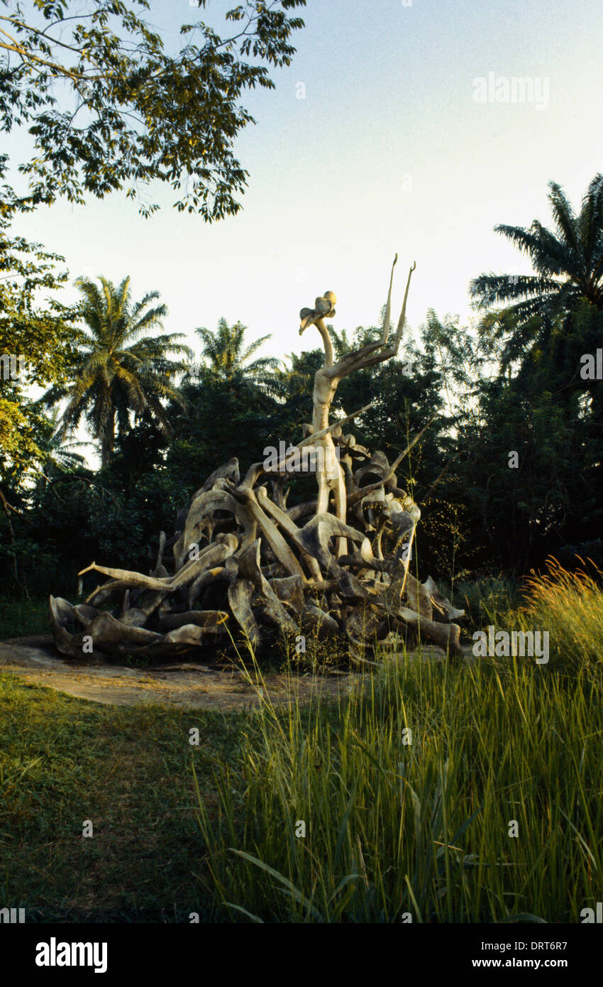 Osogbo Nigeria Osun-Osogbo boschetto sacro considerata come la dea Osun Abode sculture e opere d'arte sono in onore di Osun e altre divinità scultura di Alajire in un incendio Yoruba Dio della sofferenza da Suzanne Wenger Sito Patrimonio Mondiale dell'UNESCO Foto Stock