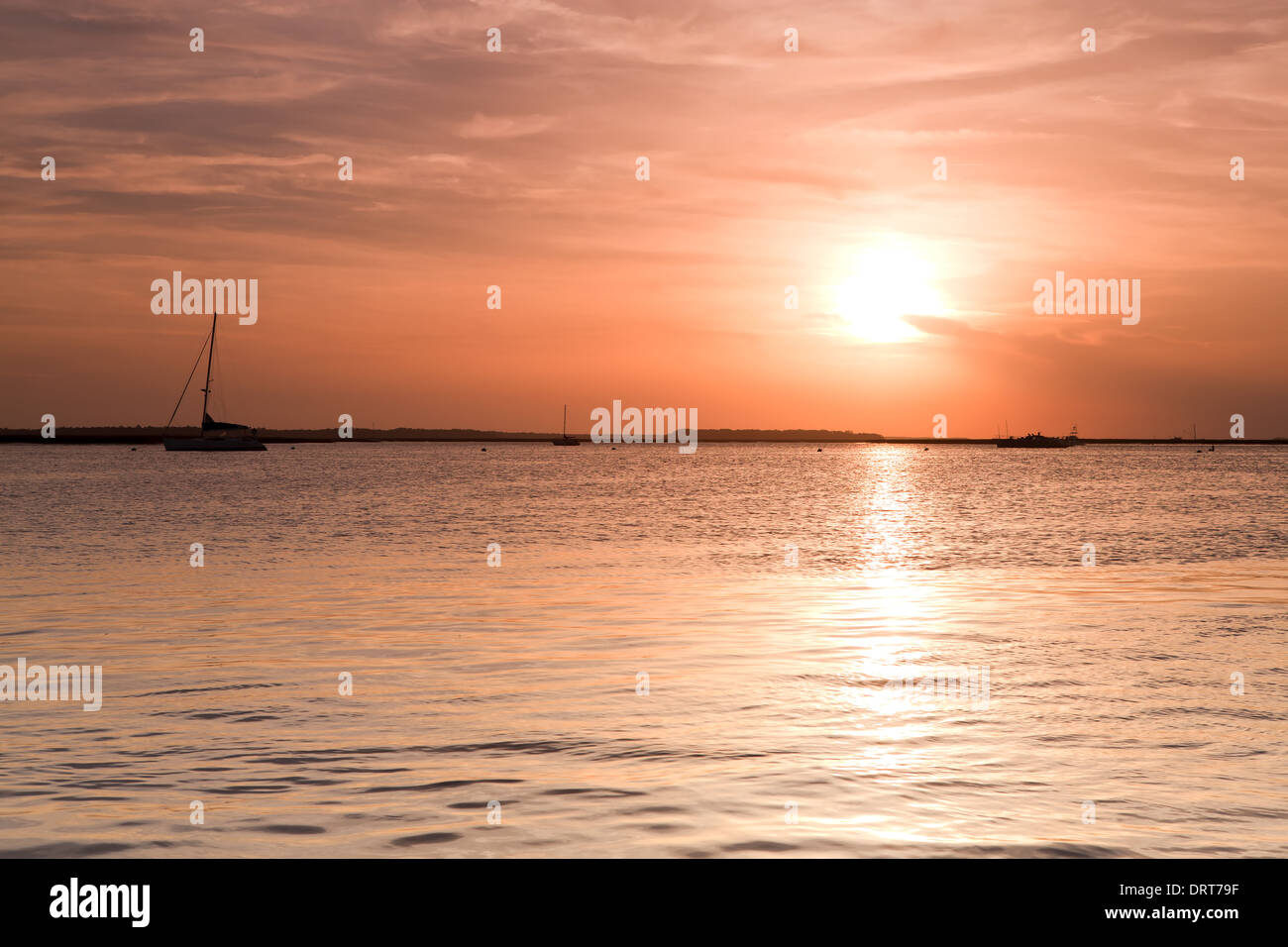 Barca a vela silhouette su sunset Foto Stock
