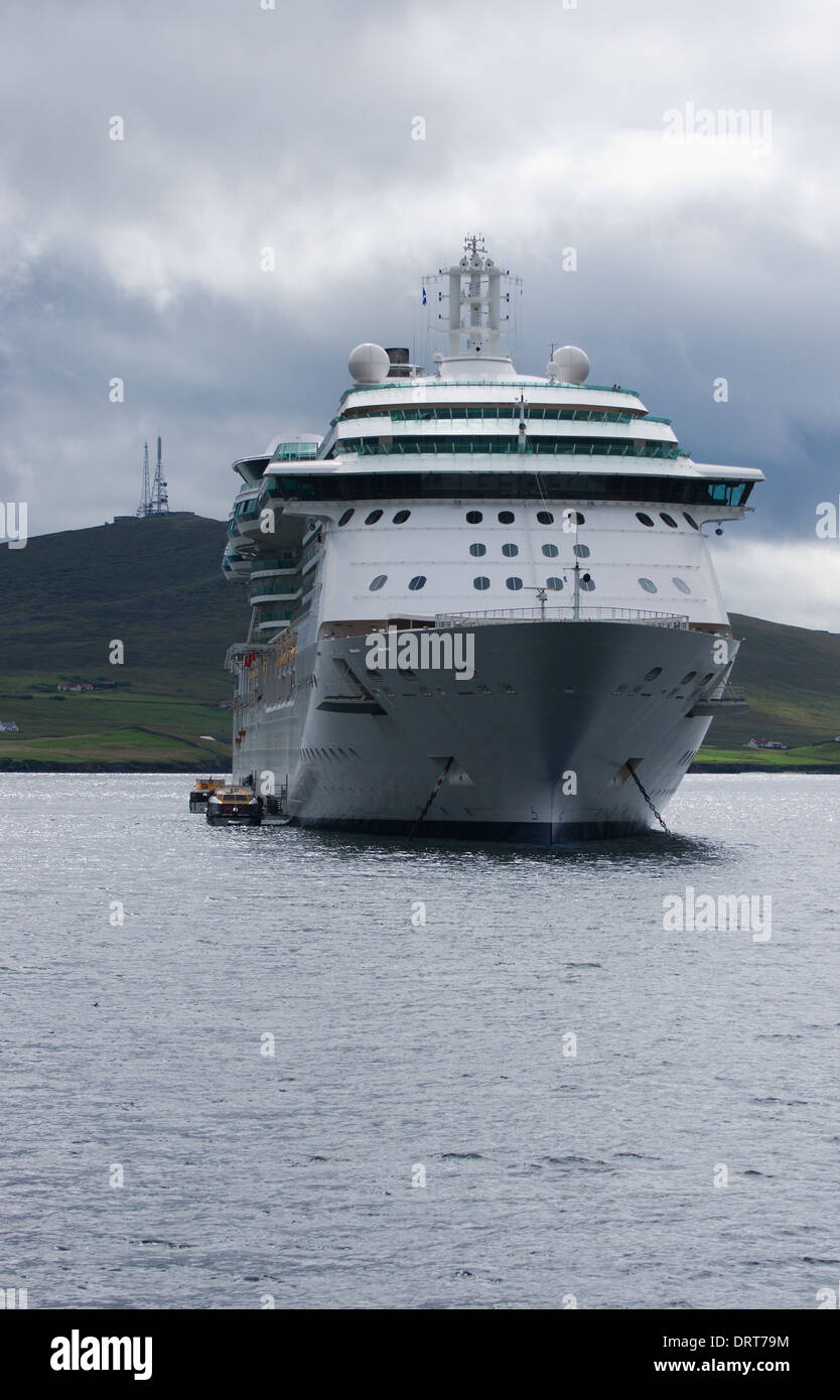 Lo sbarco dei passeggeri della nave da crociera 'genialità dei mari' ancorato nel suono Bressay, Shetland, visita a Lerwick. Foto Stock