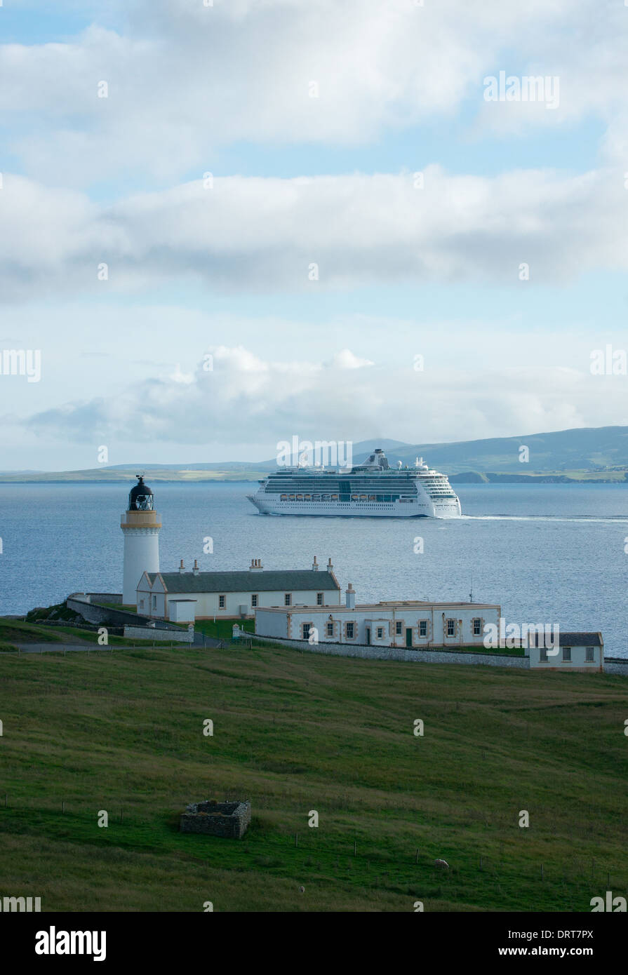 'Genialità del mare", nave da crociera passando Bressay isola casa di Luce, Shetland. Foto Stock