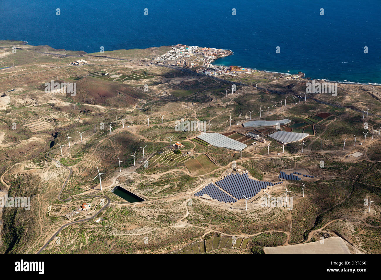 Vista aerea di collettori solari e wind power station, Tenerife, Spagna Foto Stock