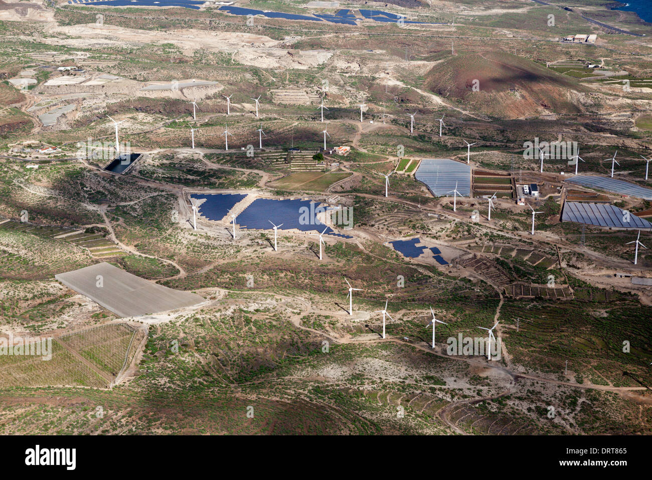 Vista aerea di collettori solari e wind power station, Tenerife, Spagna Foto Stock