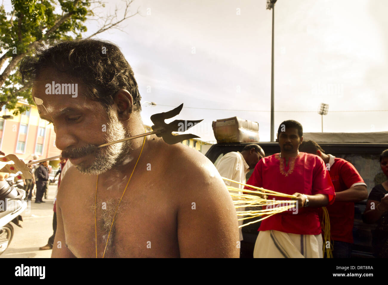 Torna la foratura con ganci, thaipusam Foto Stock