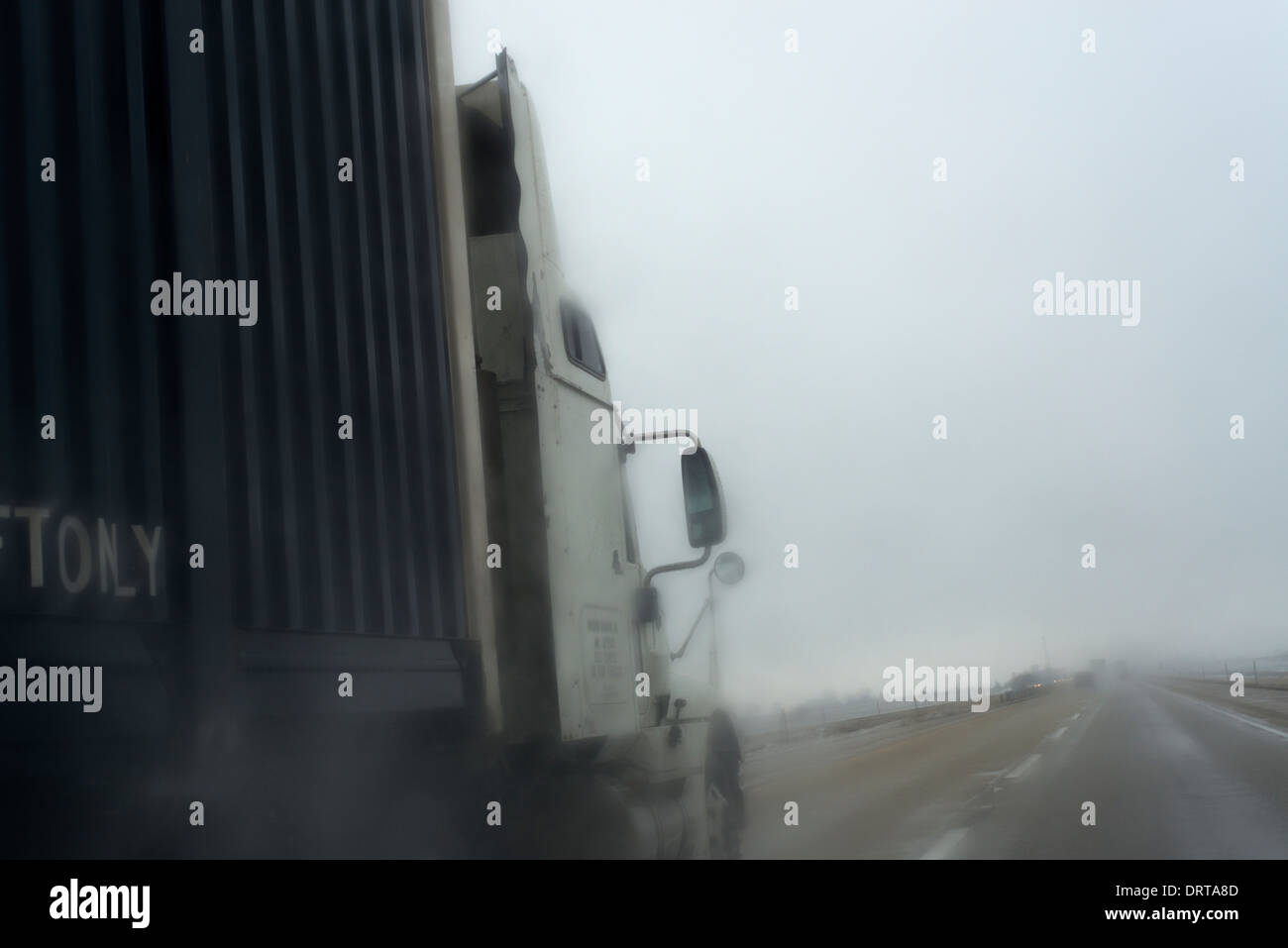 La guida pericolosa condizioni in Interstate 80 durante la pioggia ghiacciata. Foto Stock