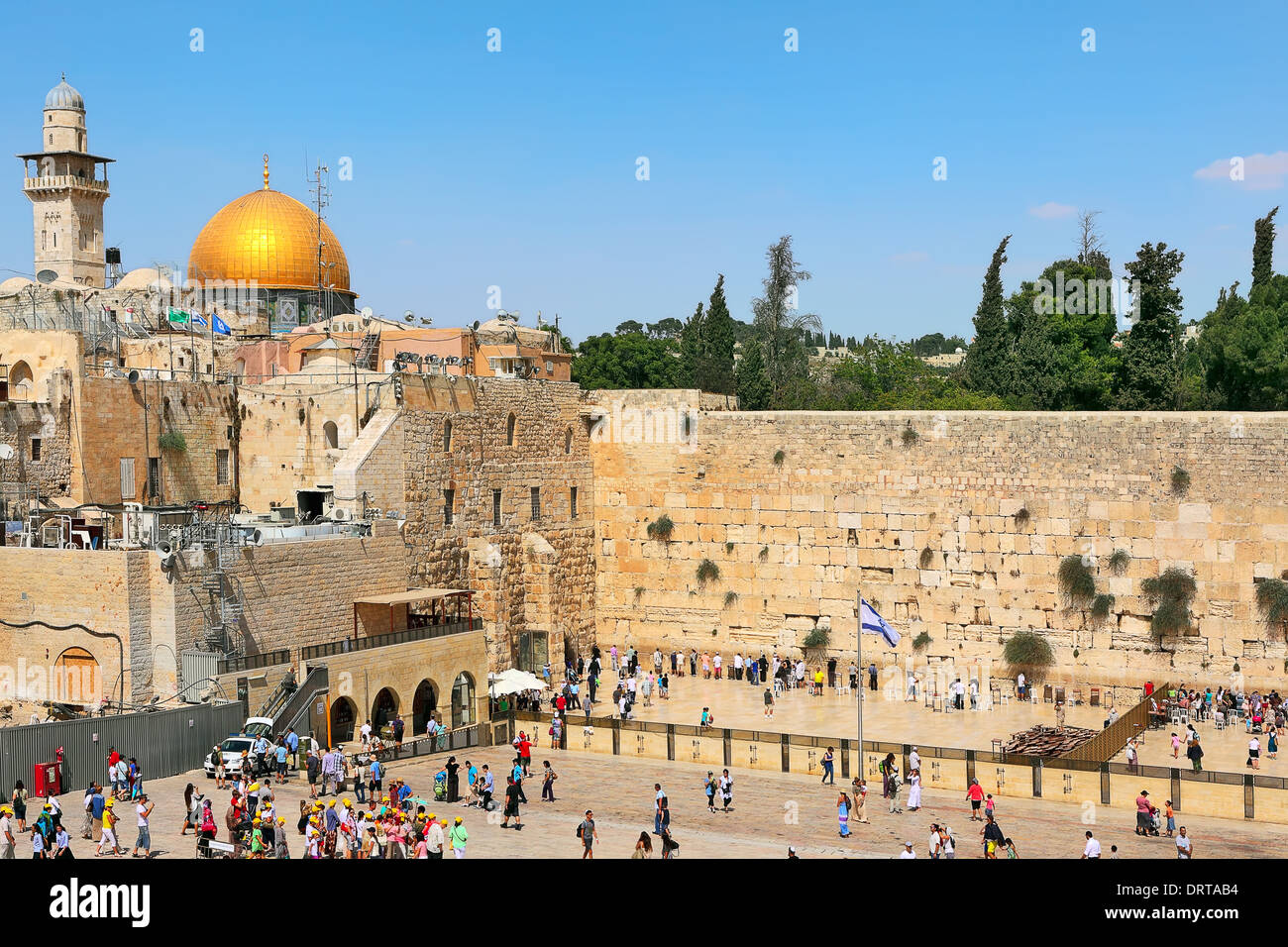 Le persone al Muro Occidentale (aka il Muro del Pianto) come Cupola della Roccia moschea sullo sfondo a Gerusalemme, Israele. Foto Stock