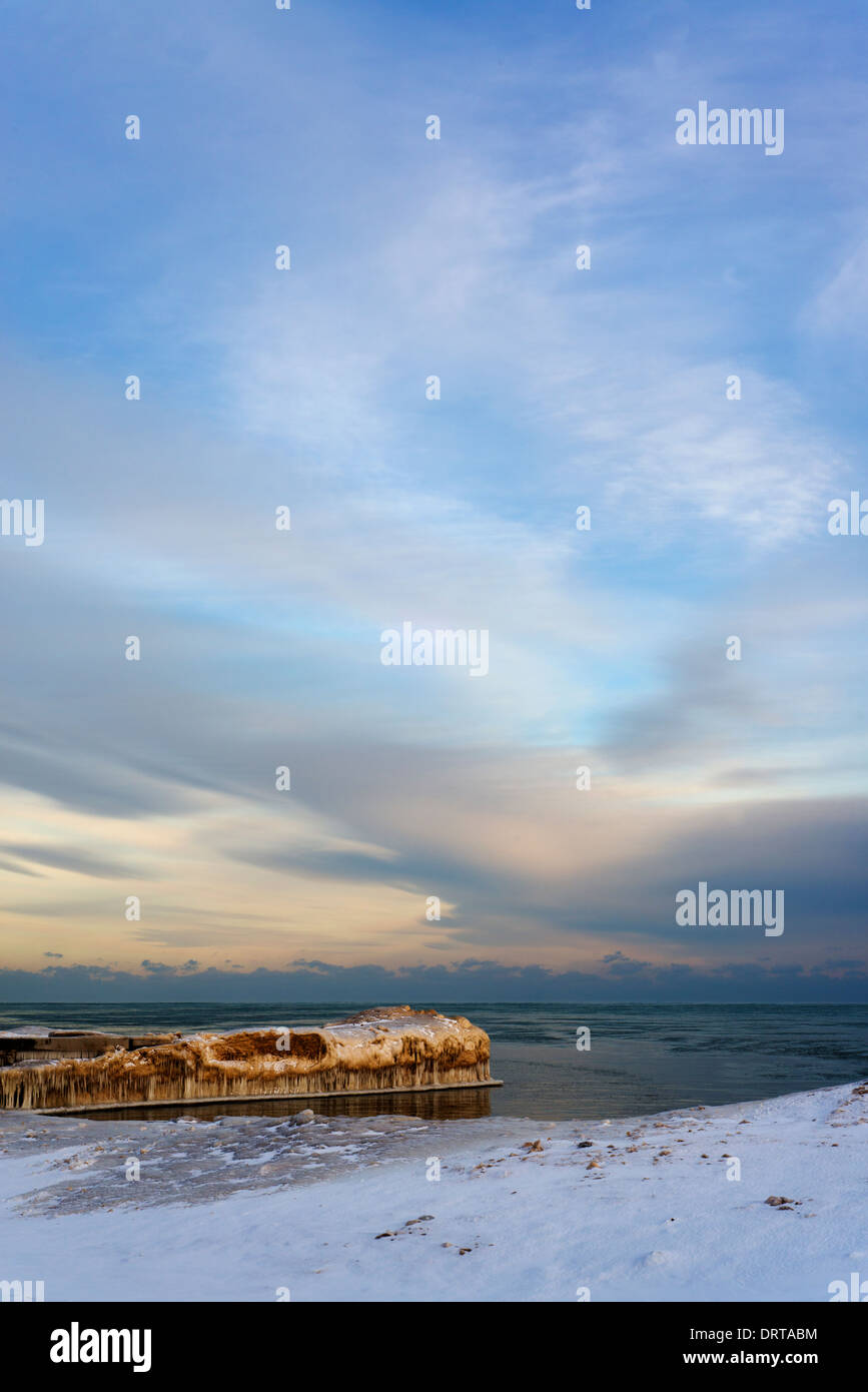 Struttura di frangionde congelato sul Lago Michigan durante il vortice polare. Foto Stock