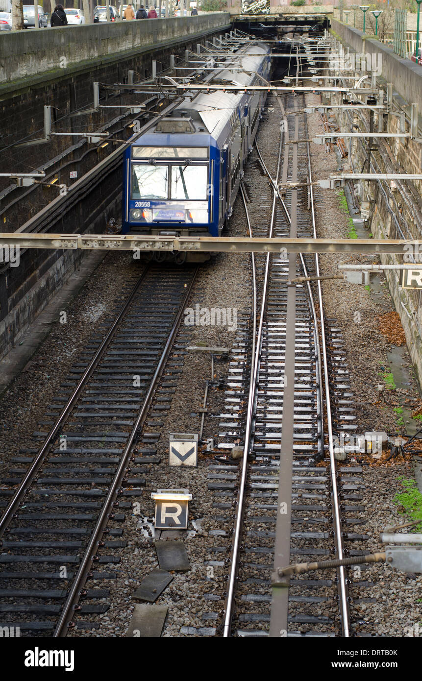 Parigi metro, treno passare al di sopra del suolo, Parigi, Francia. Foto Stock