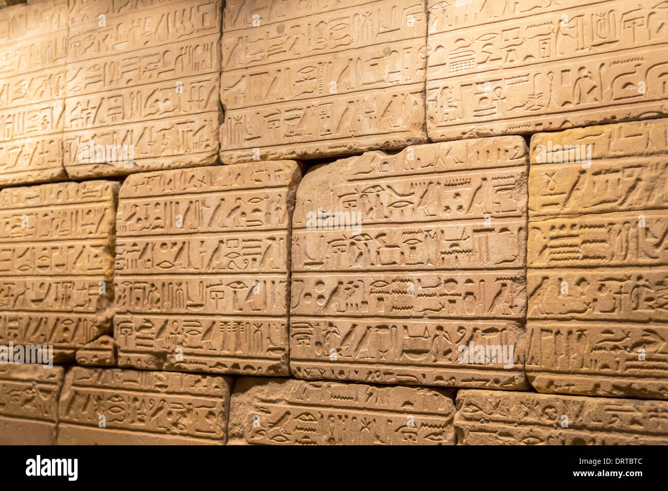 Geroglifici egiziani sul muro di pietra Foto Stock