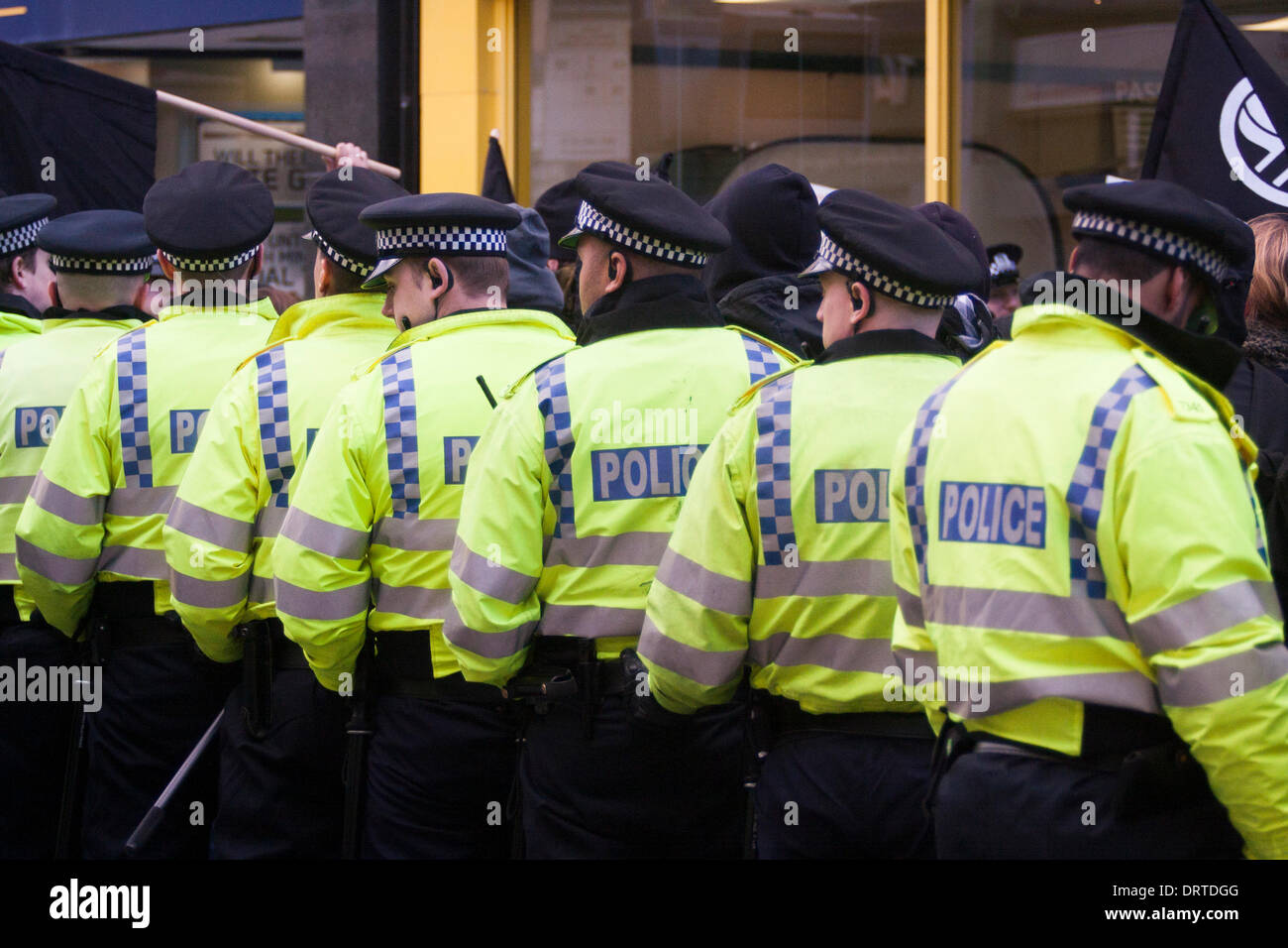 Slough, Regno Unito. Il 1° febbraio 2014. La polizia formano una barricata umana che blocca il percorso di UAF e Black Bloc contro i manifestanti come diverse centinaia di estrema destra sostenitori EDL arrivano a Slough per un anti- dimostrazione musulmana. Credito: Paolo Davey/Alamy Live News Foto Stock