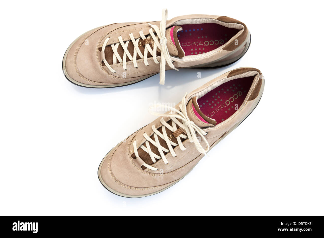 Una coppia di ladies' nuovo quotidiano casual pelle scamosciata lace-up Ecco calzature isolate su uno sfondo bianco dal di sopra. Regno Unito Foto Stock