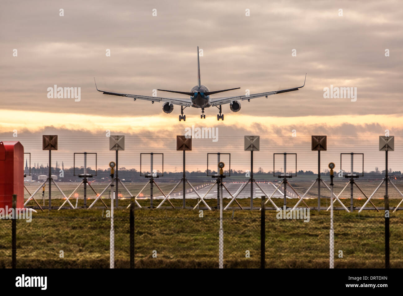 Thomson Boeing 767 aerei di atterraggio all'Aeroporto di Birmingham, West Midlands, Inghilterra Foto Stock