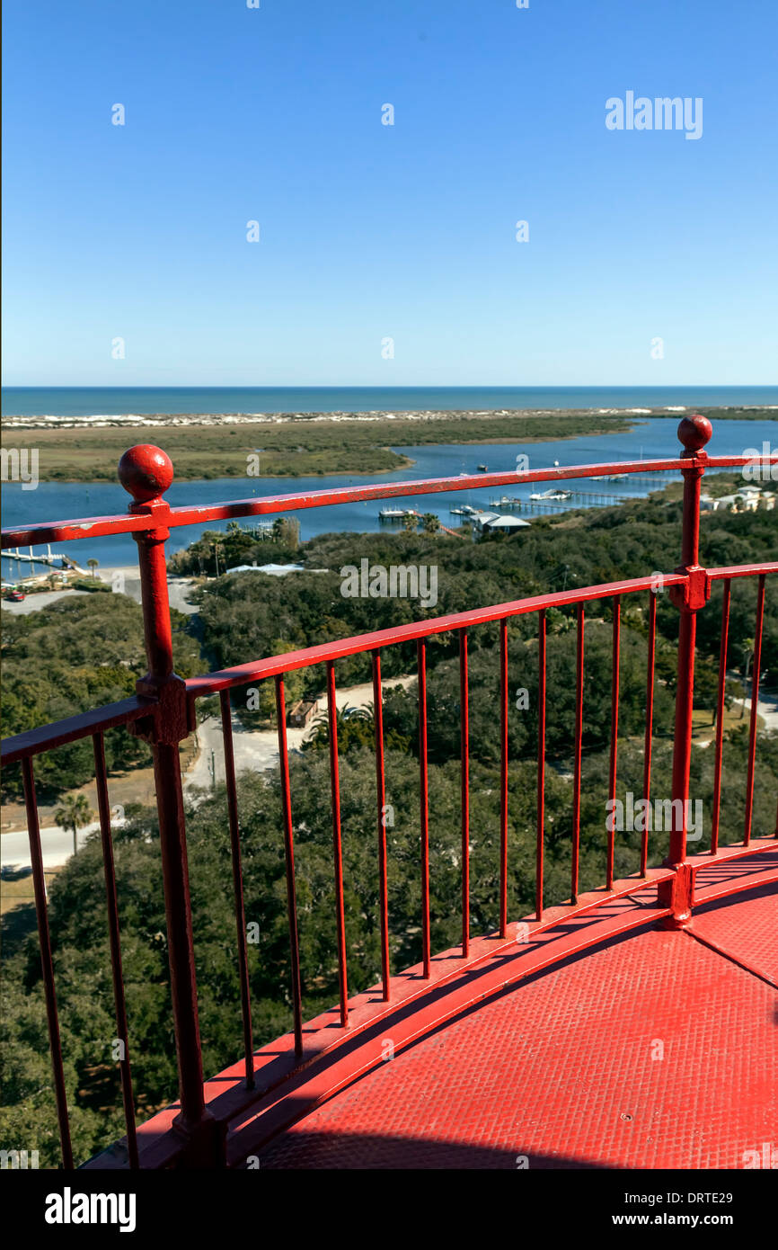 La sezione di visualizzazione rosso piattaforma e ringhiera con vista aerea di Anastasia Island, l'Intracoastal e Oceano Atlantico al di là. Foto Stock