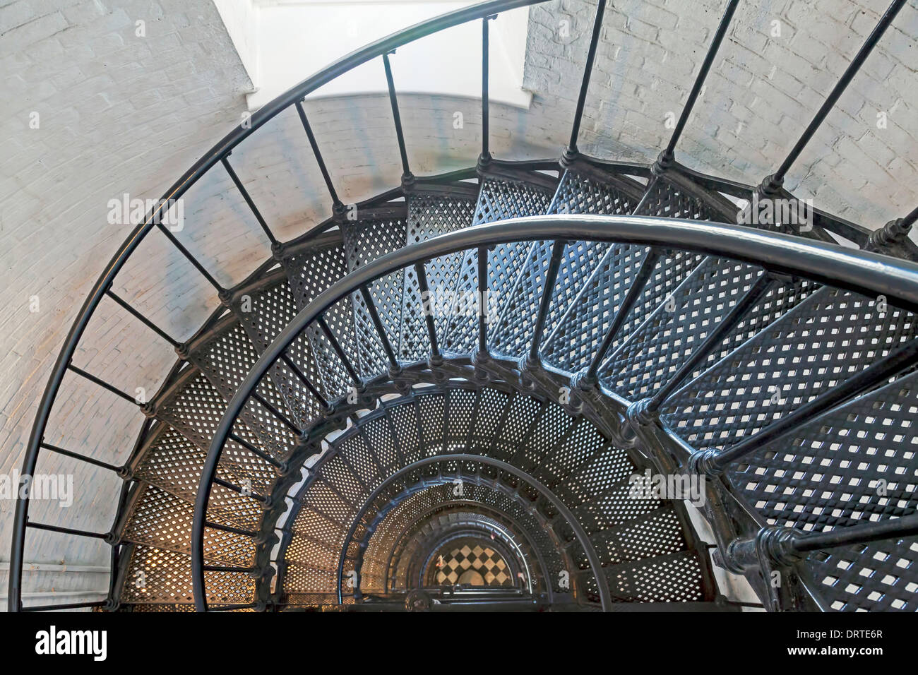 Vista guardando verso il basso attraverso il centro della scala a chiocciola in Sant'Agostino faro costruito su Anastasia isola nel 1874. Foto Stock