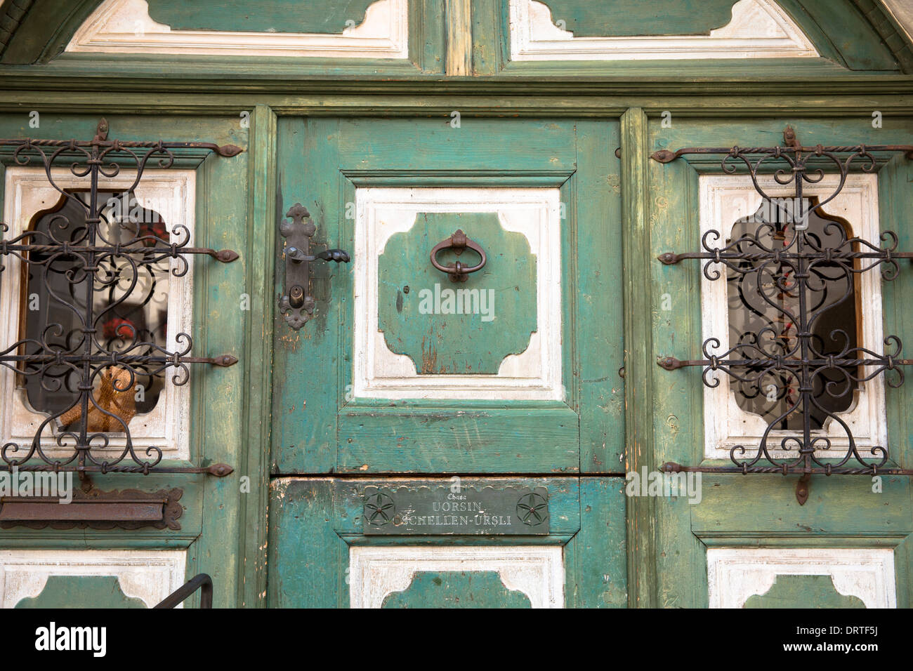 Porta in Engadina Valley Village di Guarda con la vecchia pietra dipinta del xvii secolo edifici, Svizzera Foto Stock