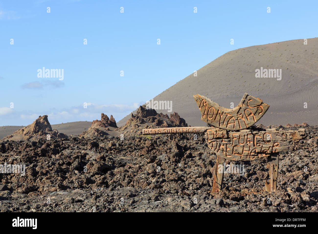 Segno per strada turistica a Montanas del Fuego o incendio montagne del Parco Nazionale di Timanfaya Parque Nacional de Timanfaya, Lanzarote Foto Stock