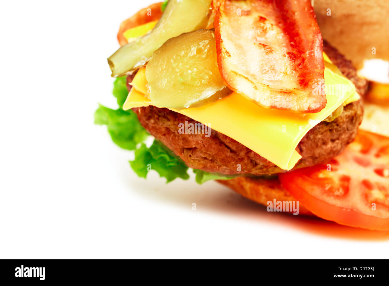 Vista esplosa della hamburger con patatine fritte isolati su sfondo bianco Foto Stock