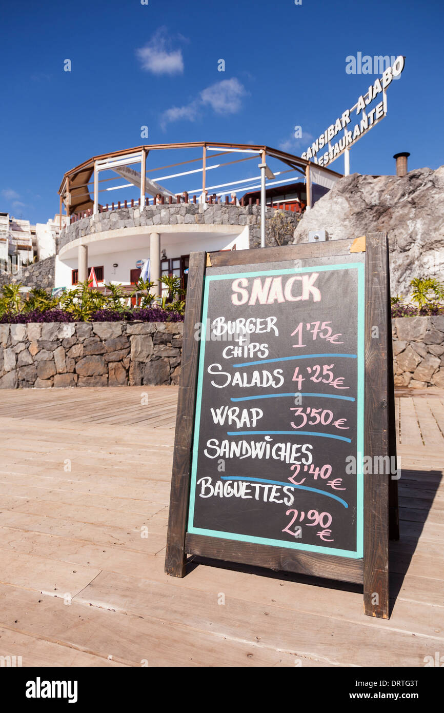 Una pensione con un menu di spuntini presso la Playa Ajabo, Callao Salvaje, Tenerife, Isole Canarie, Spagna. Foto Stock