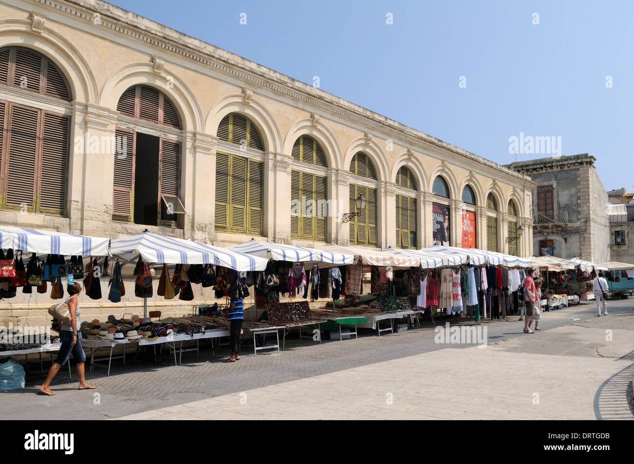 Una vista su un typicall strada del mercato di Ortigia, il Sito Patrimonio Mondiale dell'UNESCO in Sicilia Foto Stock