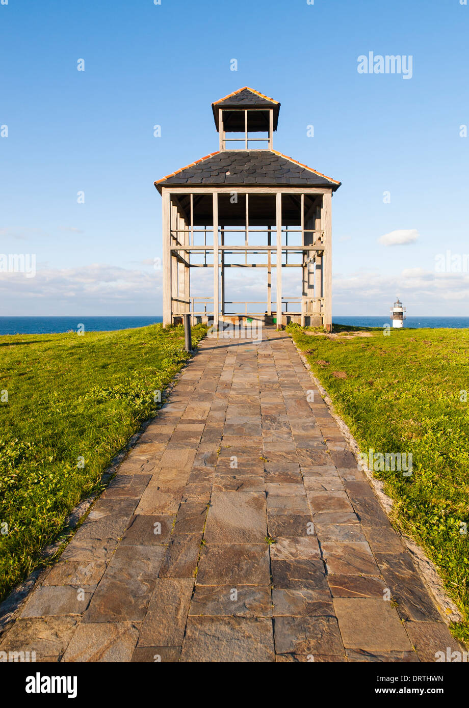 Struttura architettonica nella costa di Ribadeo, Galizia, Spagna in una giornata di sole. Foto Stock