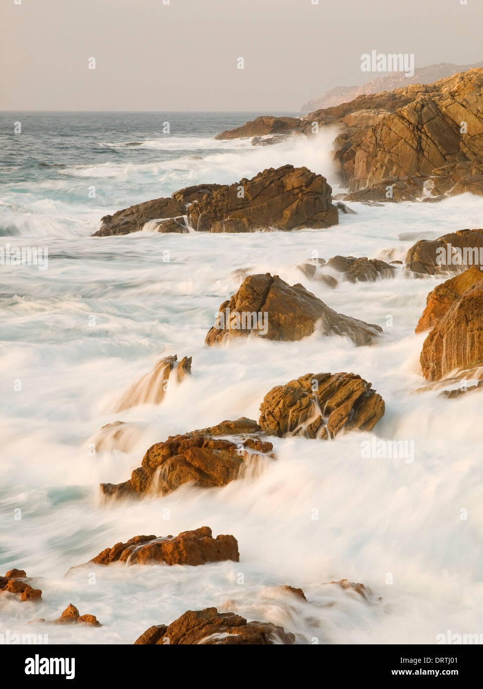 Costiera galiziana seascape al tramonto in una giornata di sole Foto Stock