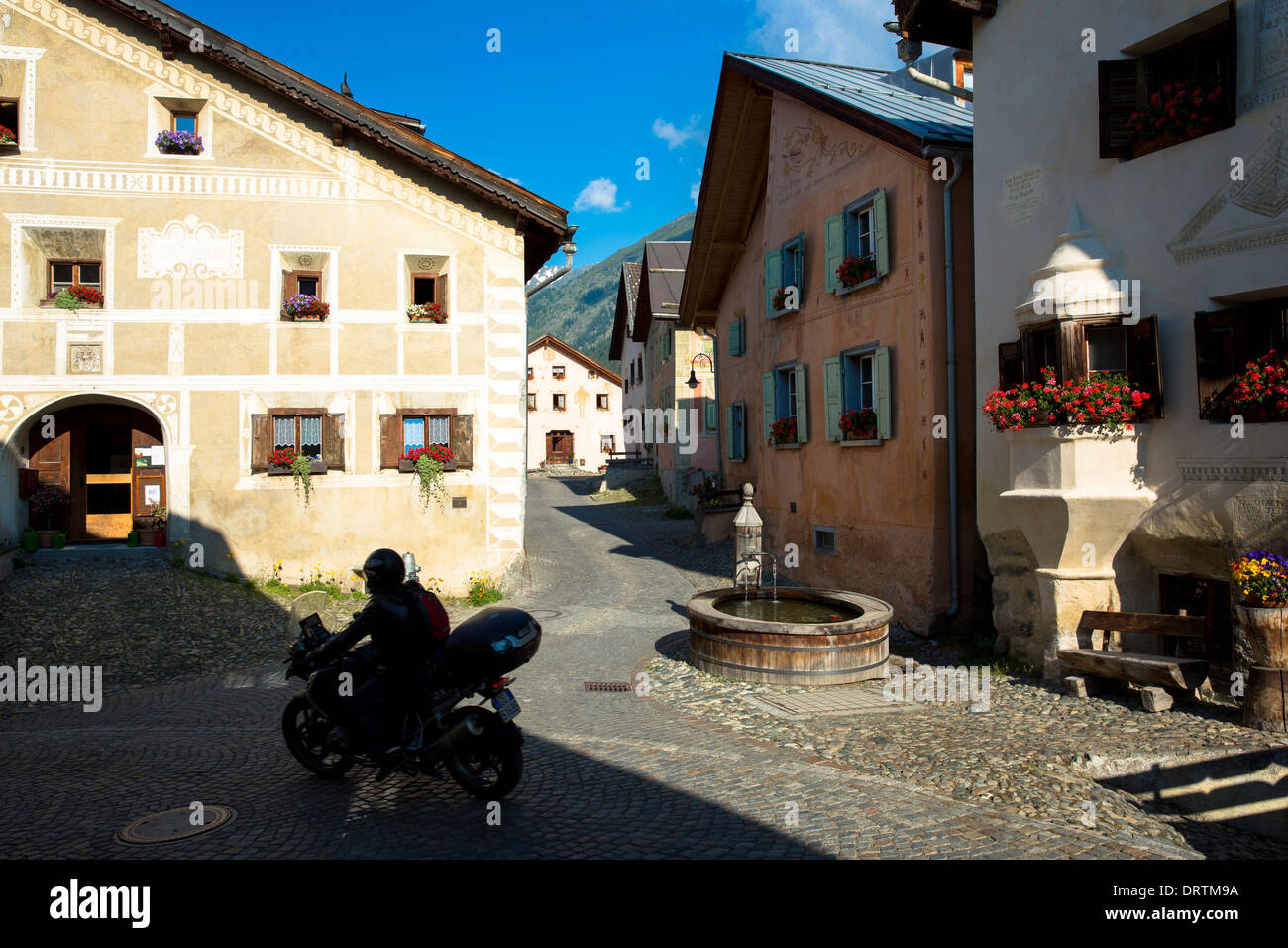 Il motociclismo in Engadina, il villaggio di Guarda con la vecchia pietra dipinta del xvii secolo edifici, Svizzera Foto Stock