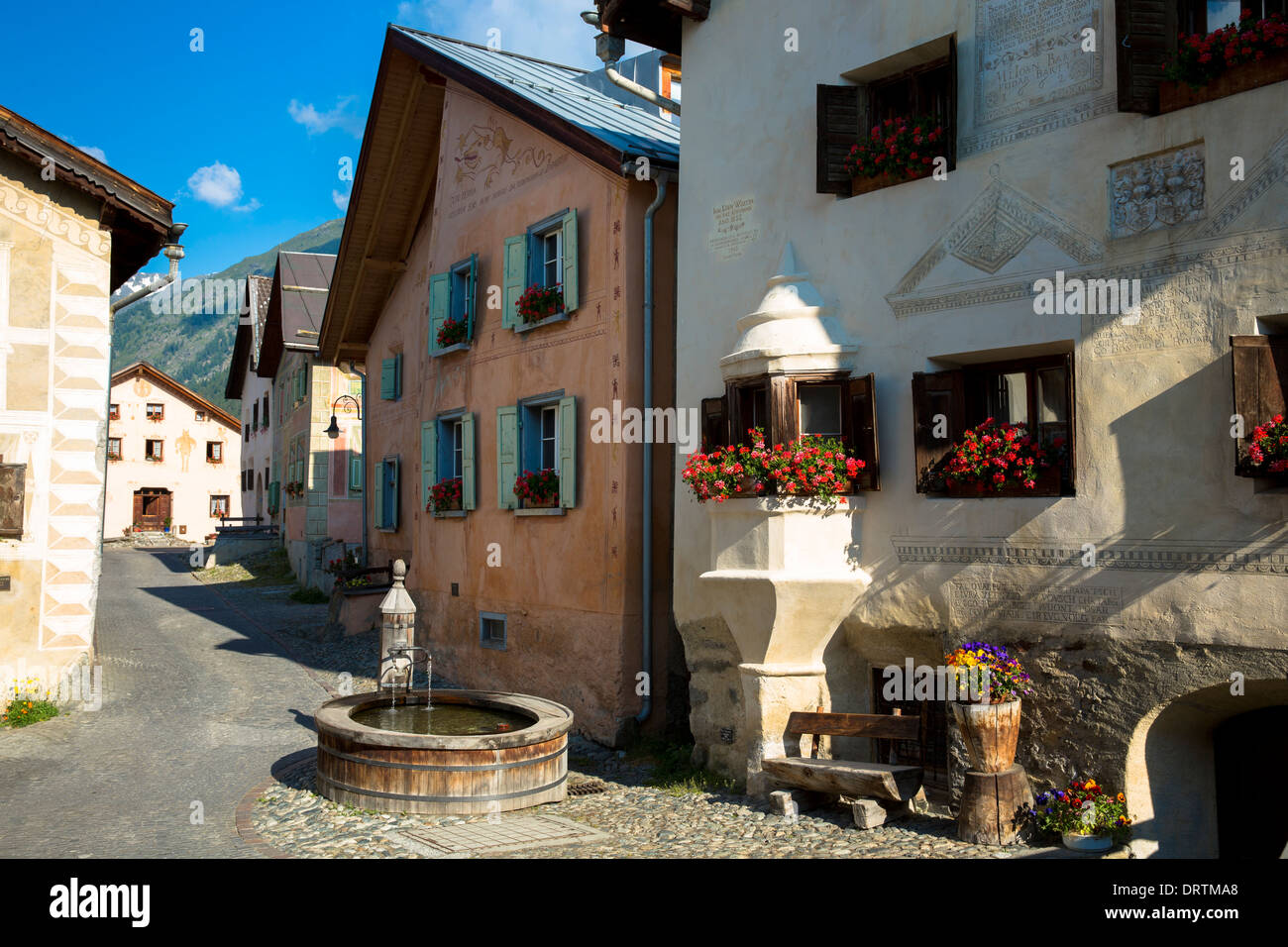 In Engadina, il villaggio di Guarda con la vecchia pietra dipinta del xvii secolo edifici, Svizzera Foto Stock