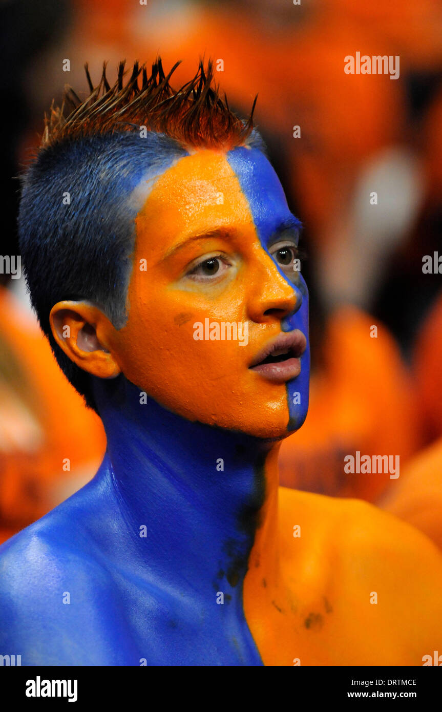 Syracuse, NY, STATI UNITI D'AMERICA. Il 1° febbraio 2014. Febbraio 1, 2014: Siracusa e Duke fan ottenere pronto per un tardo pomeriggio di sabato gioco al Carrier Dome. Il duca presso la Syracuse University in un ACC match fino al Carrier Dome in Syracuse, New York. Credito: csm/Alamy Live News Foto Stock