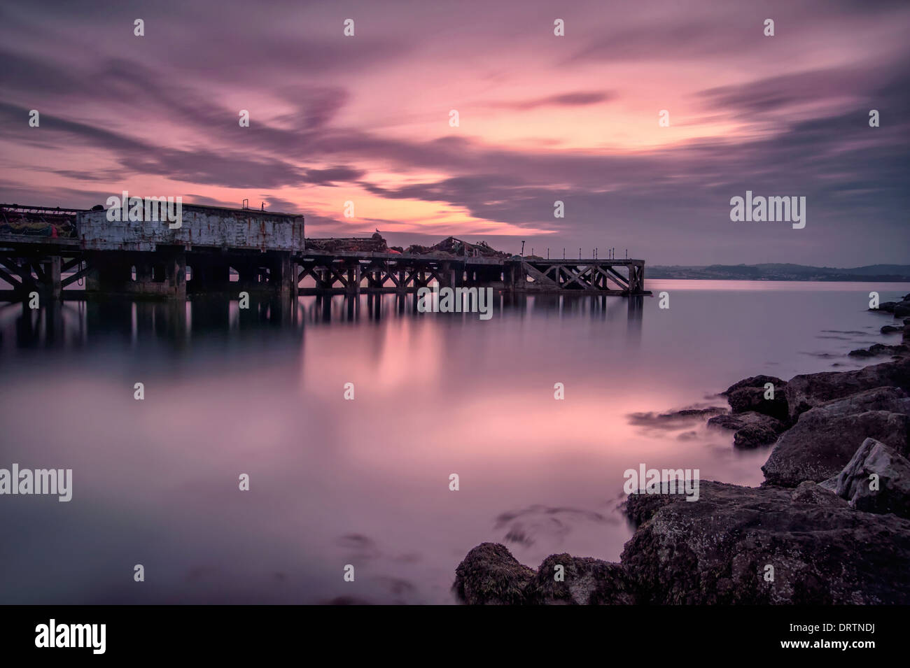 Brixham jetty / Molo di Torbay Devon inizio serata che unisce il frangiflutti. Foto Stock