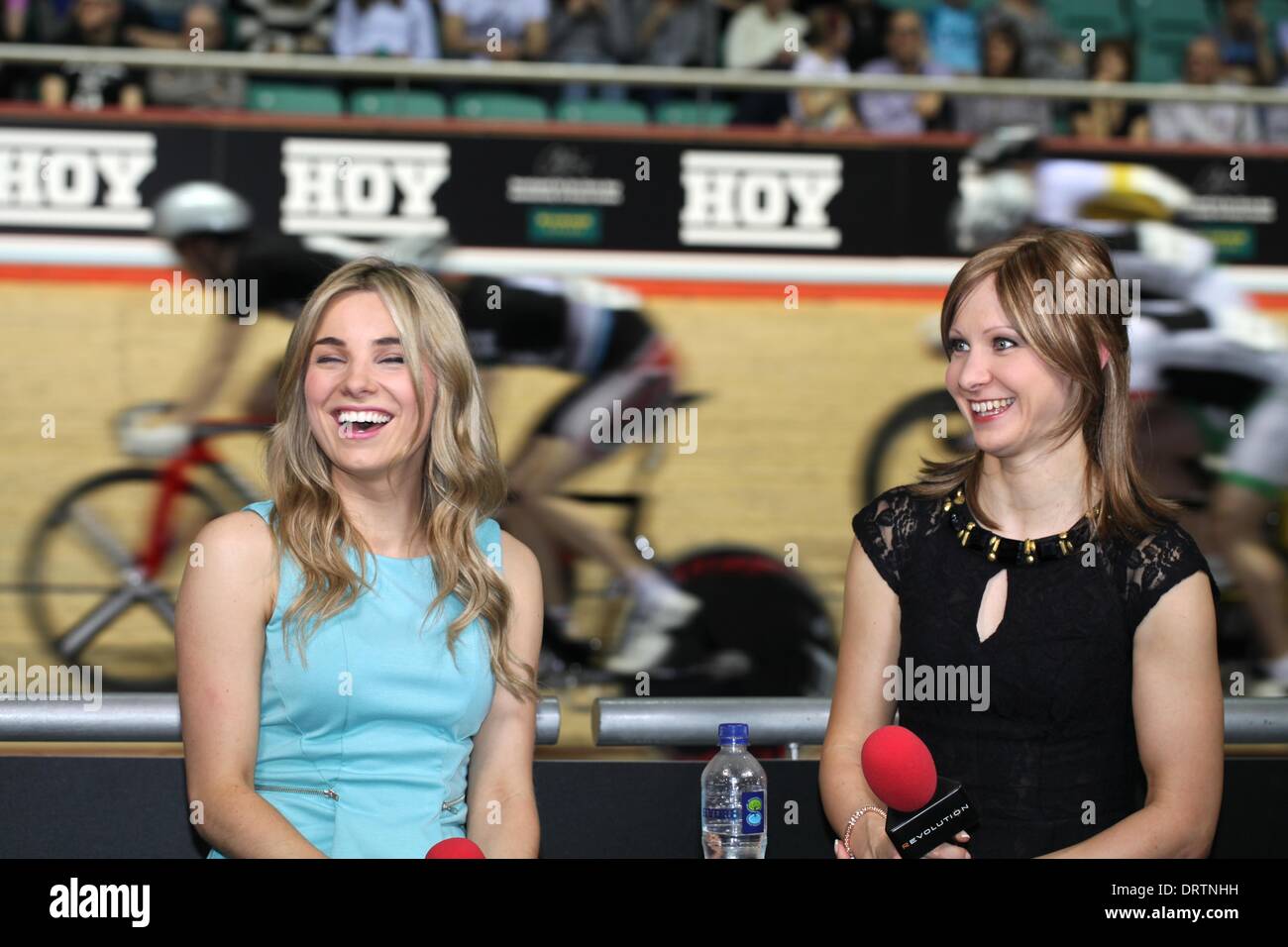 Manchester, Regno Unito. Il 1 febbraio 2014. Serie di rivoluzione ciclismo su pista Round 4. Sian Welby (sinistra) e Joanna Rowsell (destra) presentando la serie Revolution highlights per BT Sport Credit: stili di Neville/Alamy Live News Foto Stock