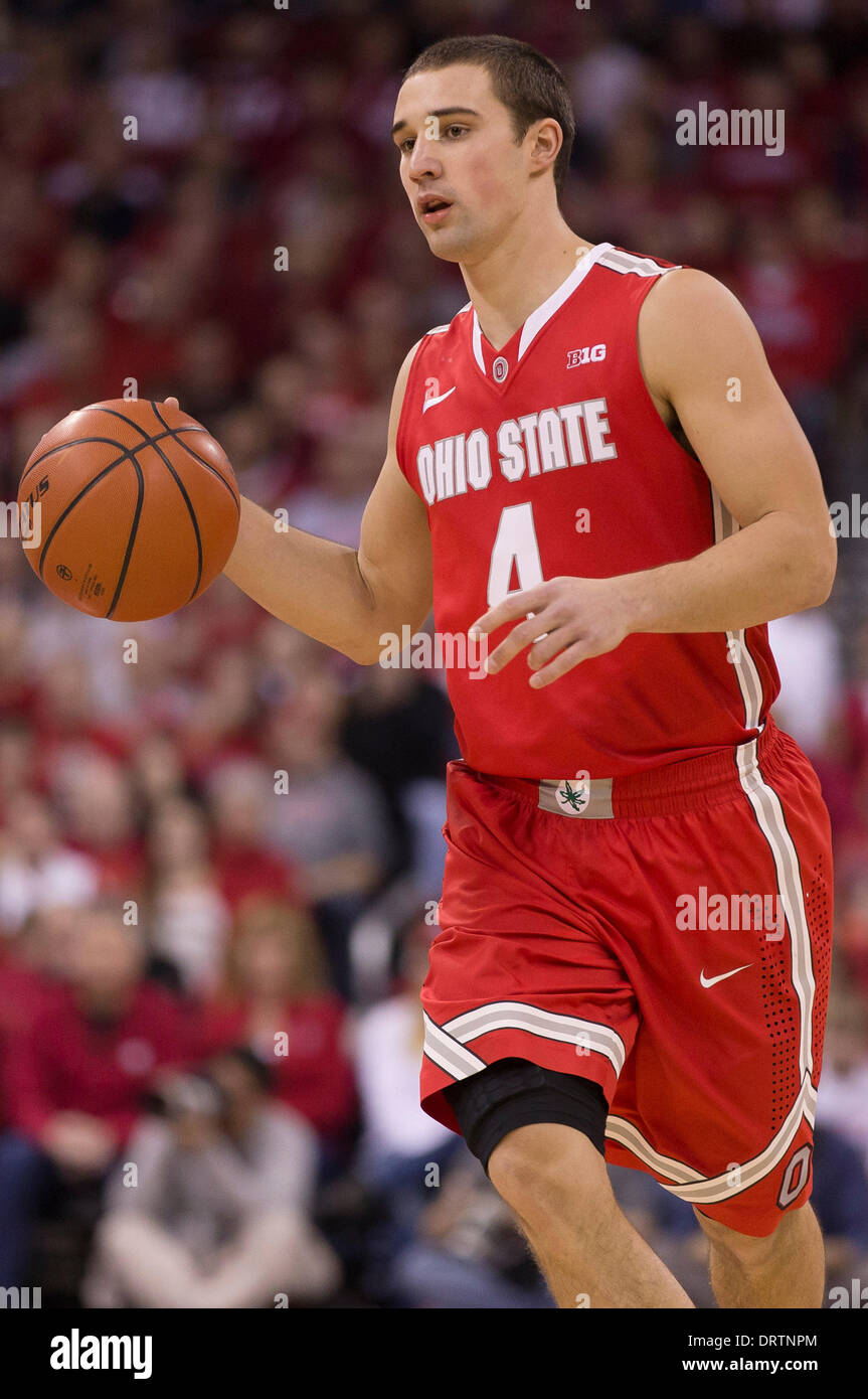 Madison, Wisconsin, Stati Uniti d'America. Il 1° febbraio 2014. 1 febbraio 2014: Ohio State Buckeyes guard Aaron Craft #4 porta il basket fino corte durante il NCAA pallacanestro tra la Ohio State Buckeyes e Wisconsin Badgers a Kohl Center a Madison, WI. Ohio State sconfitto Wisconsin 59-58. John Fisher/CSM/Alamy Live News Foto Stock