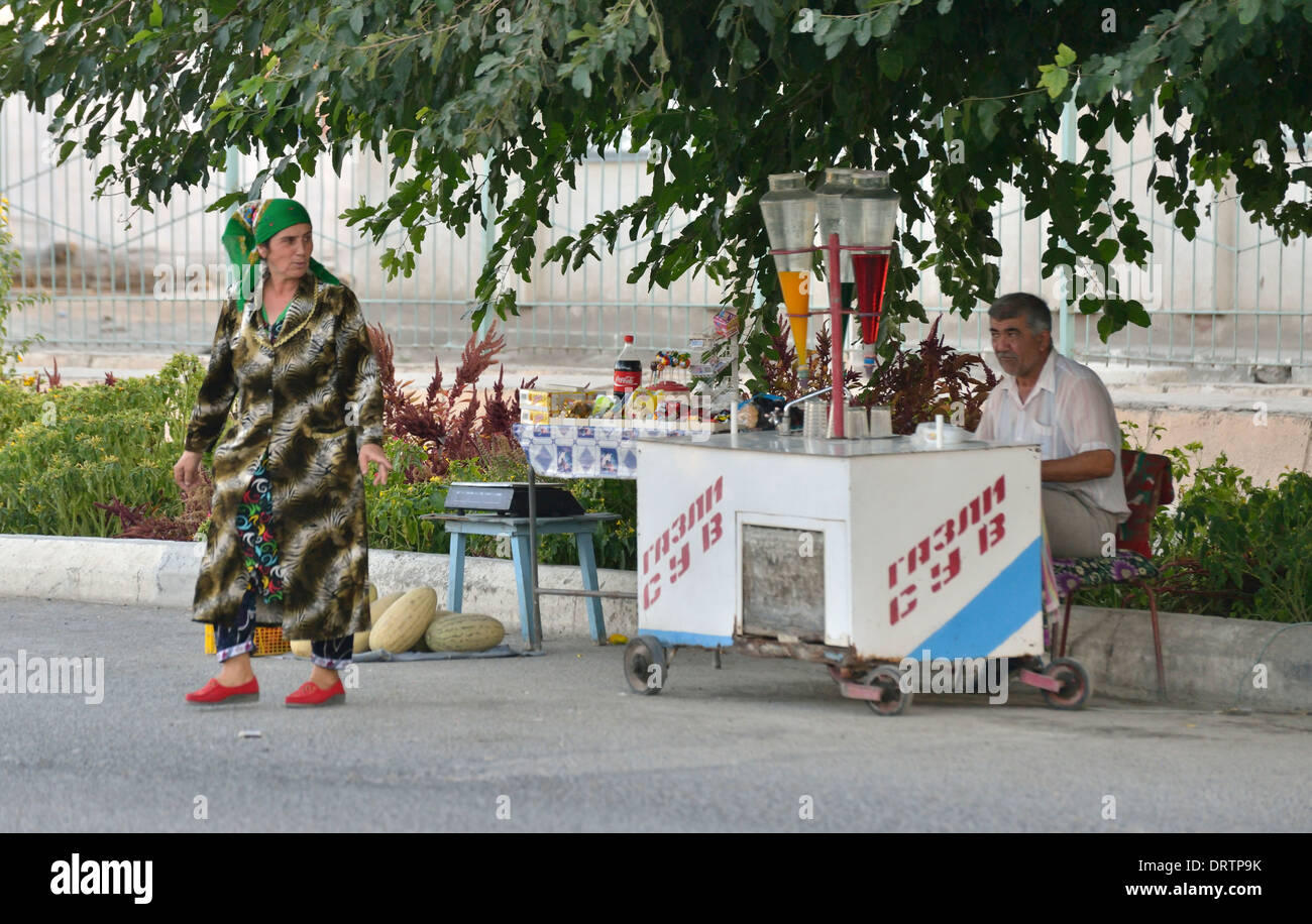 Frutta e bevande analcoliche venditore, Bukhara, Uzbekistan Foto Stock
