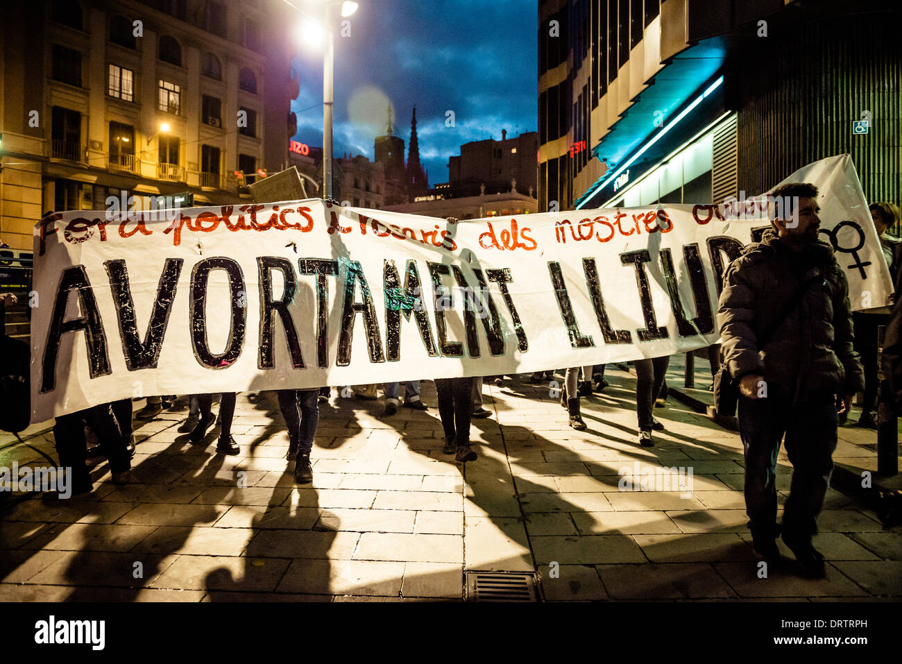 Barcellona, Spagna. 1 febbraio 2014: dimostranti marzo dietro di loro banner attraverso la città di Barcellona per protestare contro la nuova restrittiva legge sull aborto Credito: matthi/Alamy Live News Foto Stock
