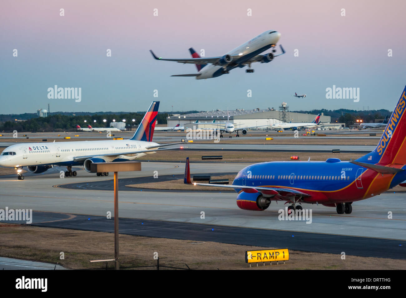 Traffico intenso all'aeroporto internazionale di Atlanta, sede della Delta Airlines ad Atlanta, Georgia. (USA) Foto Stock