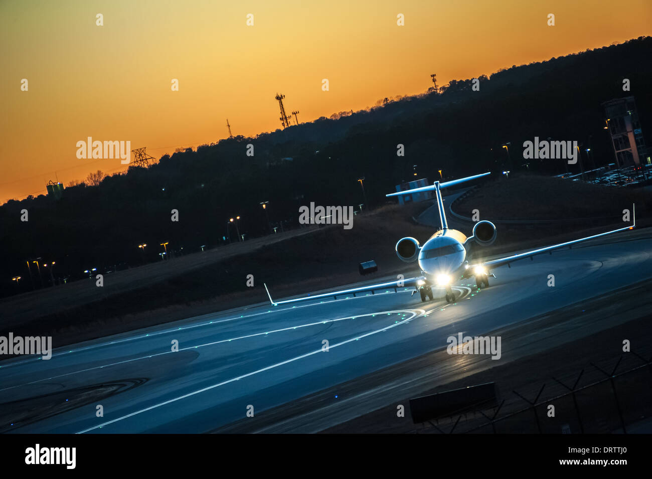 Elegante e linea aerea passeggeri jet in rullaggio a Hartfield-Jackson Atlanta International Airport in mezzo i brillanti colori del tramonto. (USA) Foto Stock