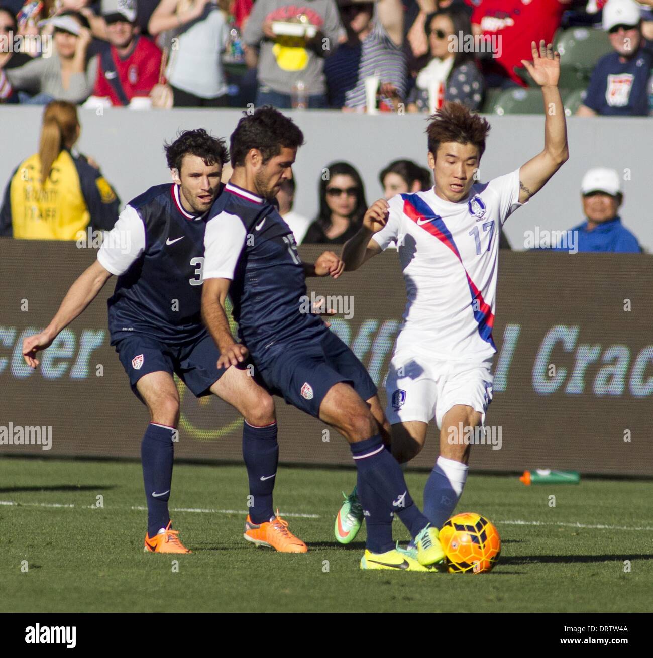 Los Angeles, California, USA. Il 1° febbraio 2014. La Corea del Ko Yo-Han, #17, e Stati Uniti d'America's Benny Feilhaber, #15, in azione durante gli Stati Uniti vs. Corea Repubblica friendly partita di calcio nella preparazione del 2014 FIFA World Cup, al centro StubHub su Febbraio 1, 2014 a Carson, California. Stati Uniti d'America ha vinto Corea Repubblica 2-0. © Ringo Chiu/ZUMAPRESS.com/Alamy Live News Foto Stock