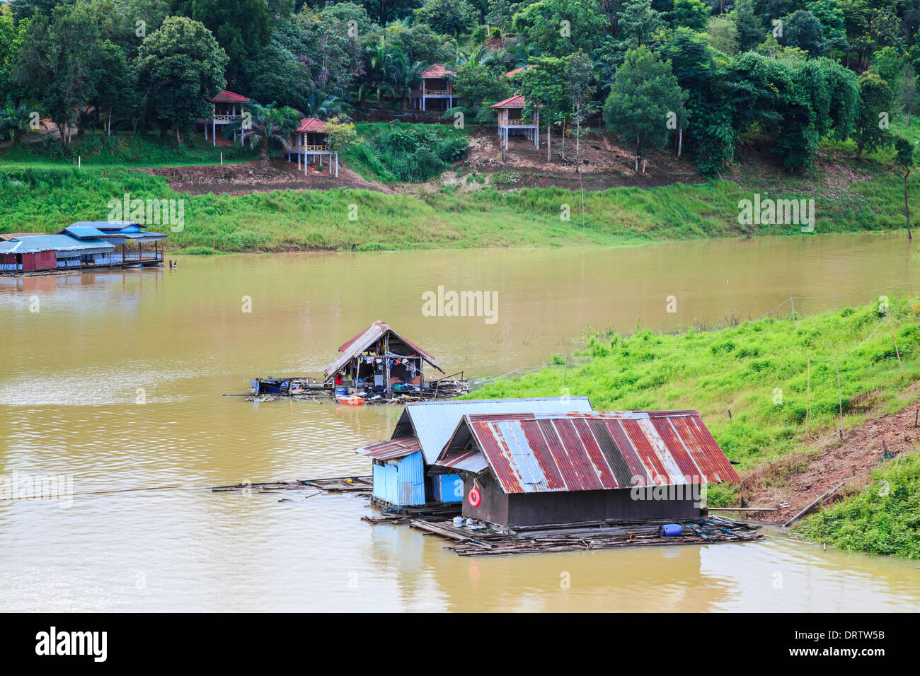 Casa galleggiante in sangklaburi, la provincia di Kanchanaburi, Thailandia Foto Stock