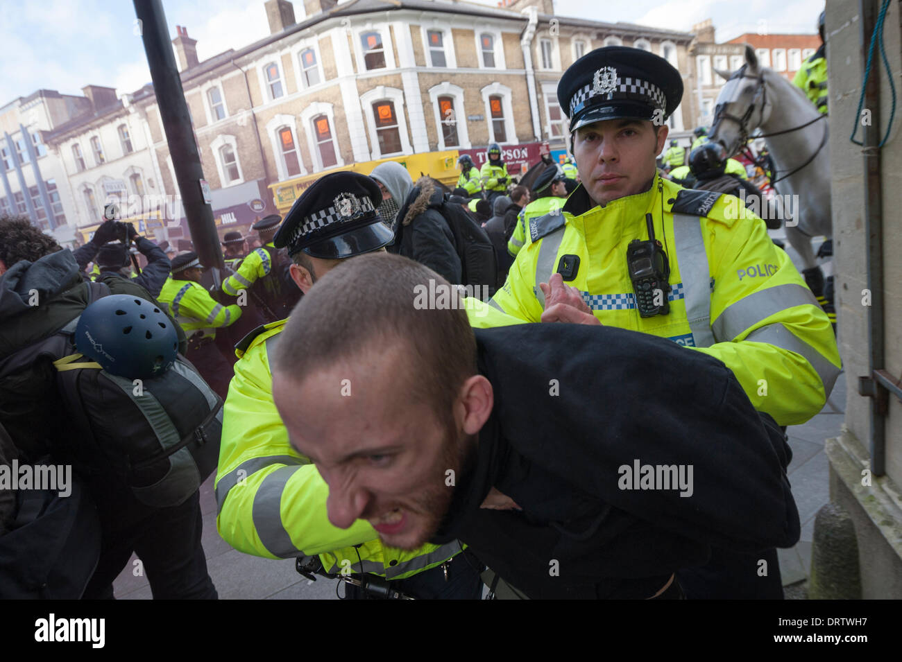 Slough, Regno Unito. Il 1° febbraio 2014. Un grande gruppo di difesa inglese League Supporters hanno marciato anche se in Slough Berkshire, mentre un contatore-dimostrazione è stata organizzata dal movimento antifascista e i gruppi ad essa affiliati Credito: Lee Thomas/Alamy Live News Foto Stock