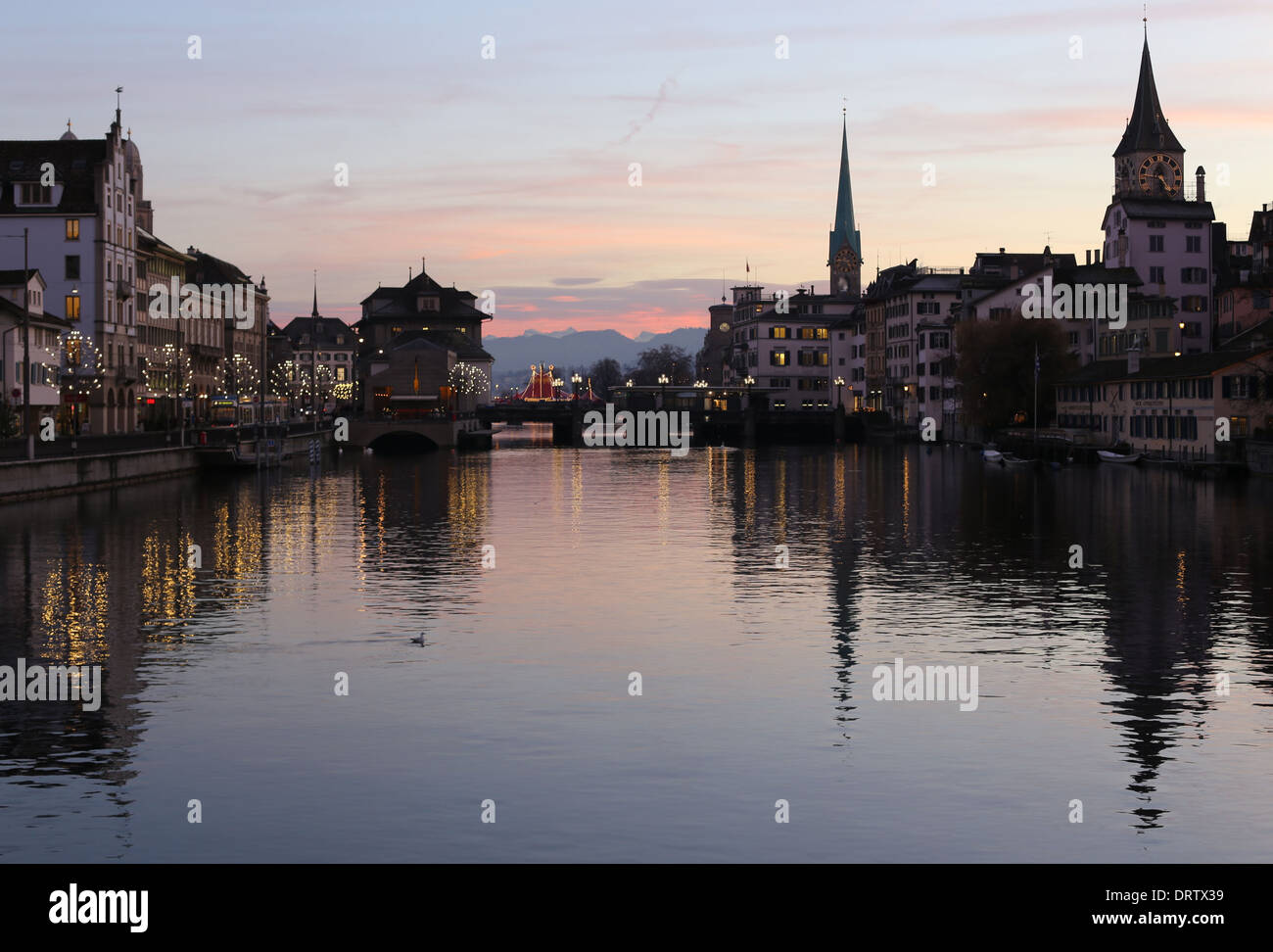 Vista serale della Limmat e scarpate, Zurigo, Svizzera Foto Stock