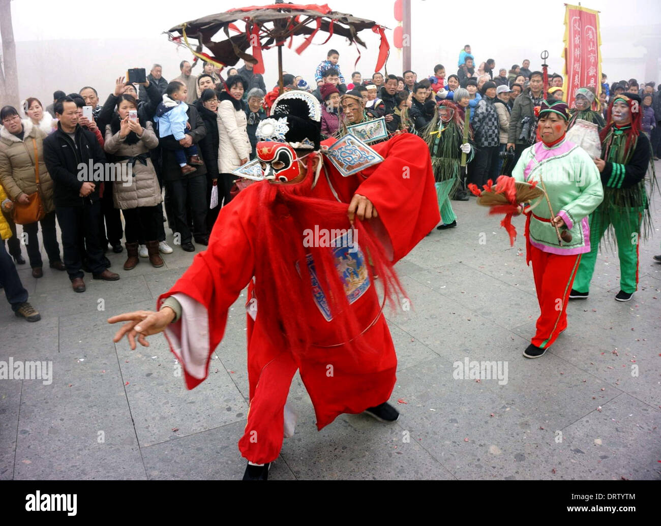 (140202) -- SHEXIAN(provincia di Anhui), Febbraio 2, 2014 (Xinhua) -- un folk artigiano agisce come Zhong Kui, un ghost catcher in cinese antica fiaba, a un tempio fiera in celebrazione del nuovo anno lunare cinese nell'antica città di Huizhou in Shexian County, est cinese della provincia di Anhui, Febbraio 2, 2014. (Xinhua/Wu Jianping) (lfj) Foto Stock