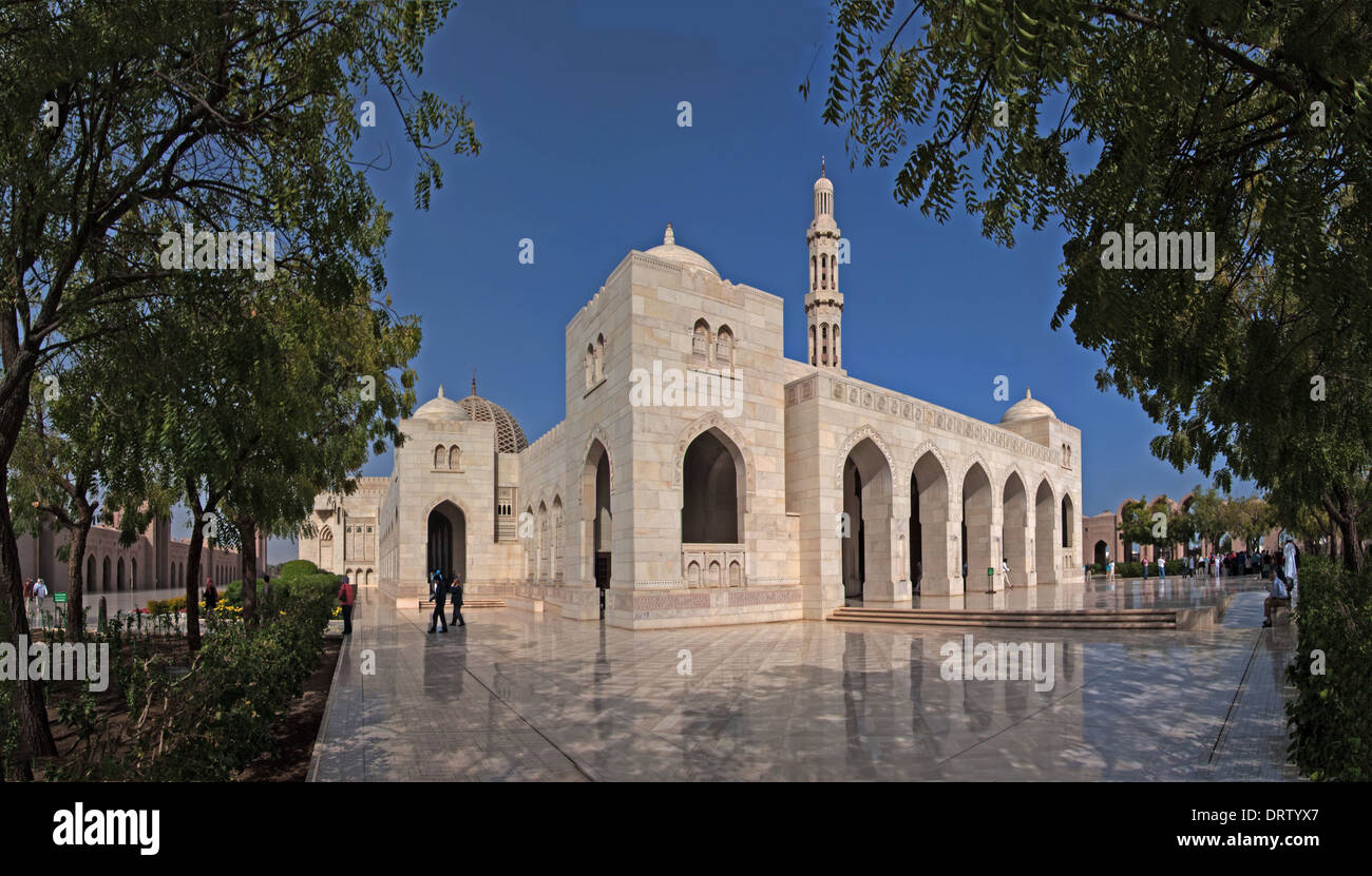 La parte esterna del bene nuovo Sultan Qaboos moschea di Muscat Foto Stock