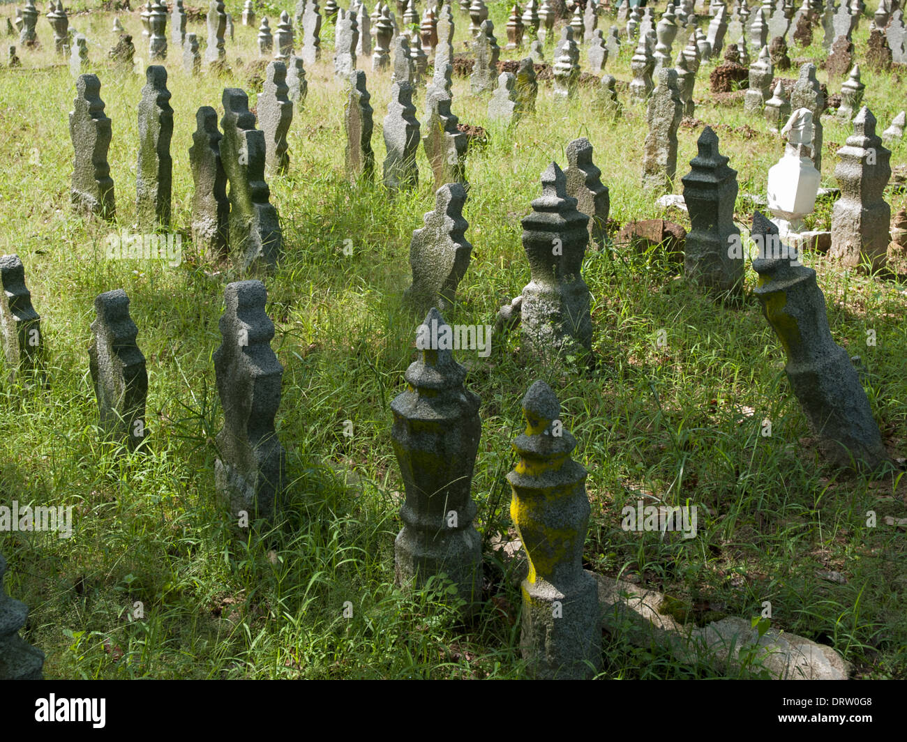 Un angolo di verde di un vecchio cimitero musulmano in Malacca Foto Stock