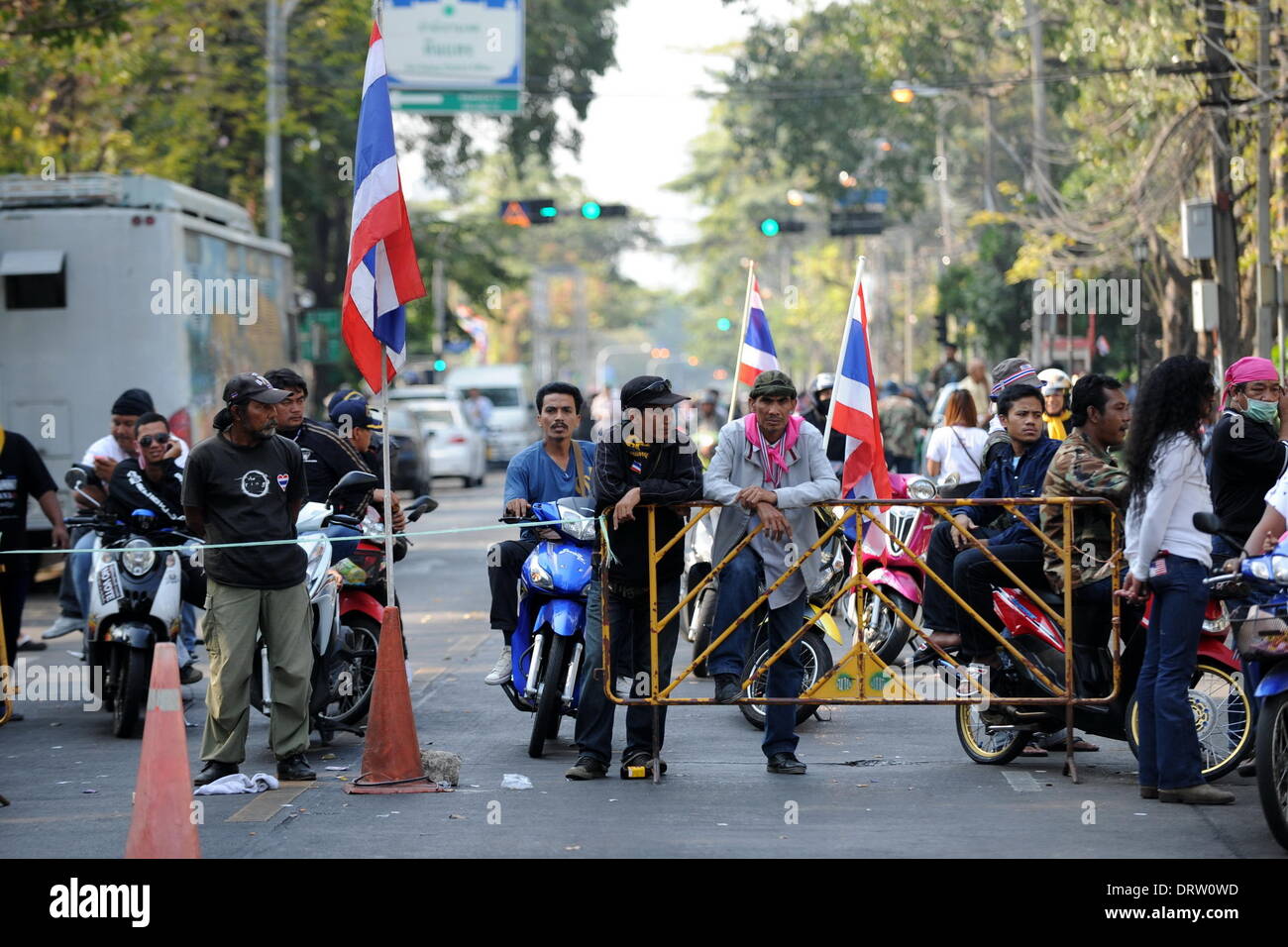 Bangkok, Tailandia. 2° febbraio 2014. Governo anti-manifestanti bloccano il traffico in prossimità di una stazione di polling in Bangkok, capitale della Thailandia, Febbraio 2, 2014. Circa 12 milioni di euro su un totale di 48.77 milioni di elettori in Tailandia non è riuscito a esercitare il loro diritto di voto durante la Domenica elezioni generali, che si è conclusa alle 3 del pomeriggio ora locale, i media locali hanno riferito. Credito: Gao Jianjun/Xinhua/Alamy Live News Foto Stock