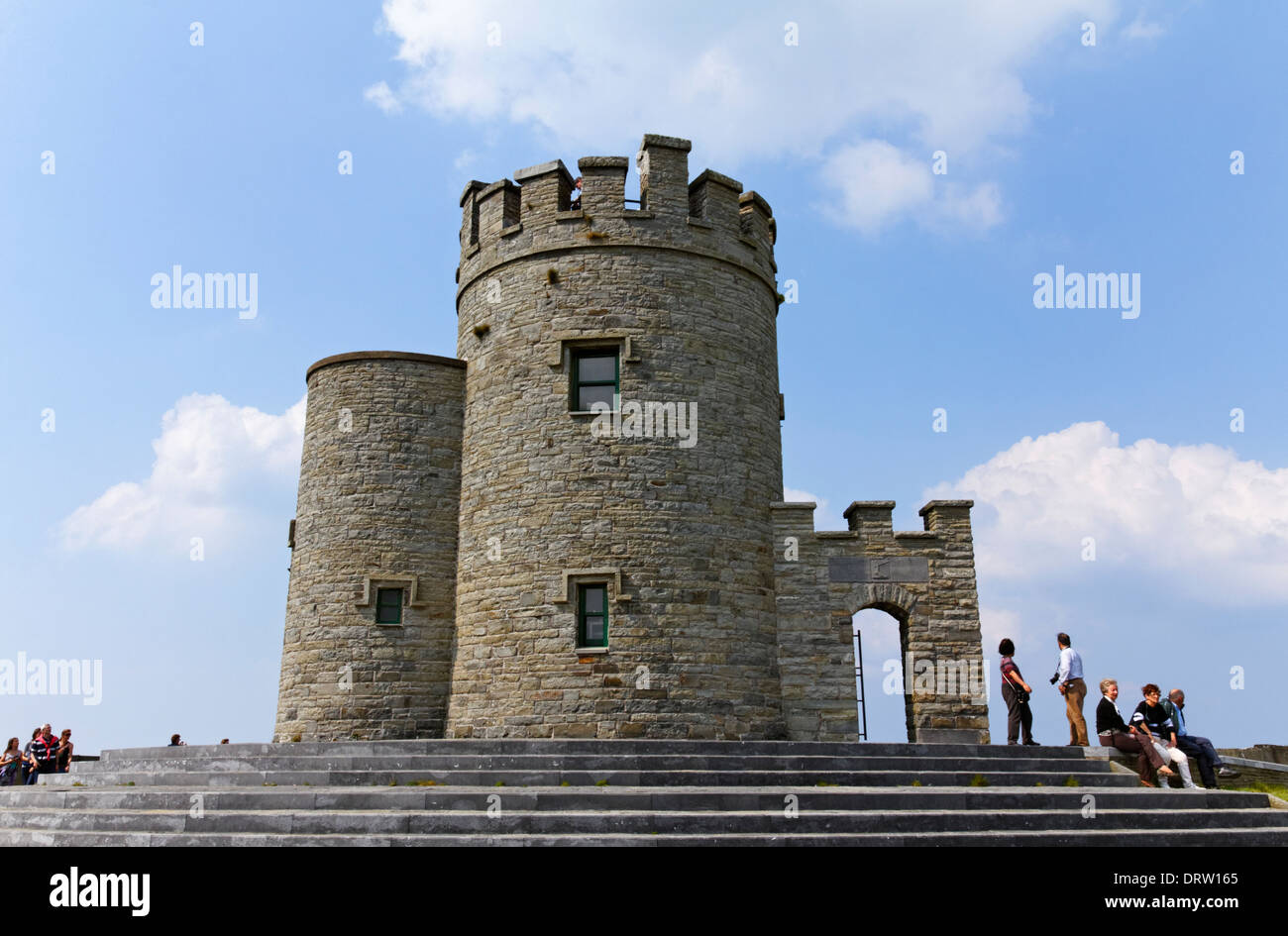 O'Briens torre presso le scogliere di Moher nella contea di Clare Irlanda Foto Stock