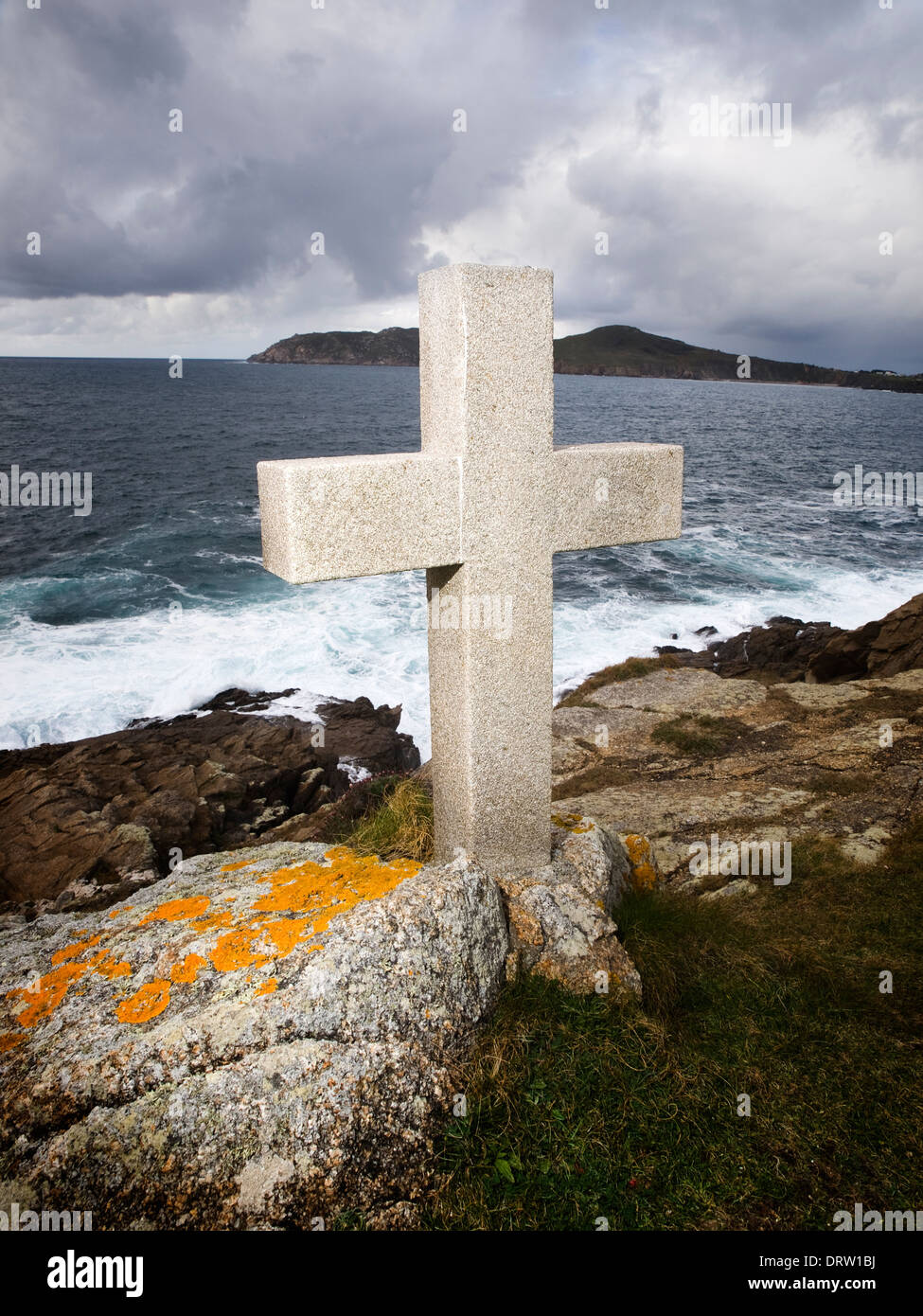 Croce omaggio ai marinai dispersi in mare. Questa croce si trova a Ferrol, Galizia, Spagna. Foto Stock