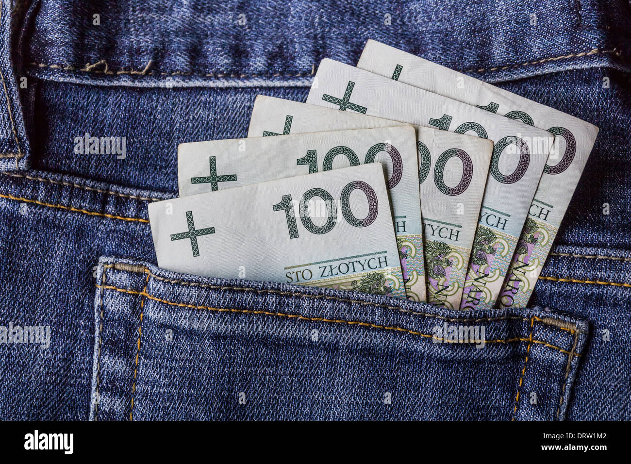 Diverse banconote polacco nella tasca dei jeans Foto Stock