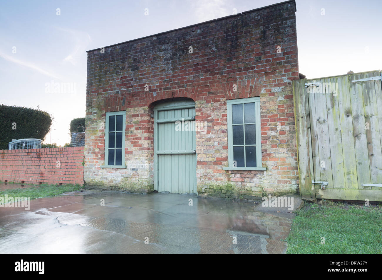 Somerset, Regno Unito. 2° febbraio 2014. Inondazioni in Blake giardini, Bridgwater, nonché il sottopassaggio sotto Broadway, come il Mulino Leat trabocca, a causa di picchi di marea nel fiume Parrett nuovi membri, impedendo la fuoriuscita dalle acque in esecuzione fuori del Quantocks attraverso Durleigh Brook. Credito: Richard Winn/Alamy Live News Foto Stock