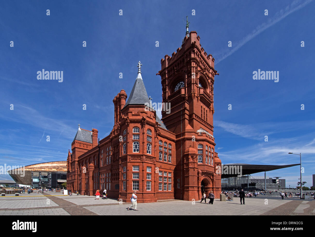 Un bel Victorian rosso-mattone edificio ancora orna il lungomare di Cardiff, con l'assemblea nazionale e Millenium Center al di là. Foto Stock