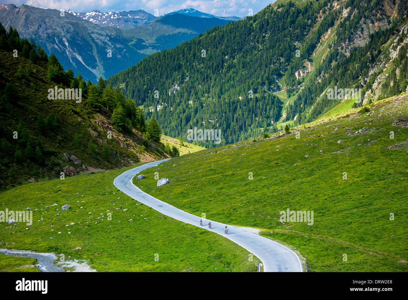 I ciclisti sulla Umbrail Pass che conduce, nel Parco Nazionale Svizzero, dalla Svizzera in Italia nelle Alpi orientali Foto Stock