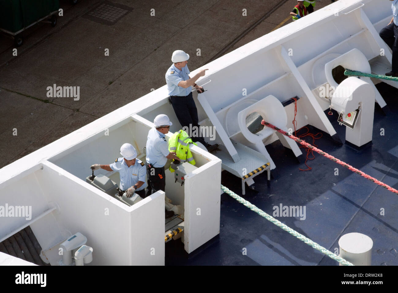 Equipaggio delle navi si prepara a salpare da Dover Foto Stock