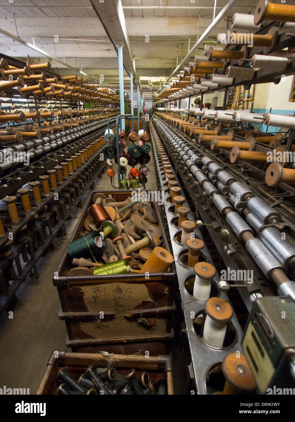 File di macchine complesse linea un raddoppio sparso in un Derbyshire textile mill. Foto Stock